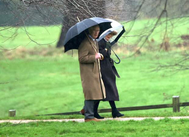 Le roi Charles III d'Angleterre et Camilla Parker Bowles, reine consort d'Angleterre, se sont rendus à la messe du dimanche en l'église Sainte-Marie Madeleine à Sandringham le 18 février 2024.