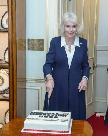 La reine Camilla s'apprête à couper le gâteau.