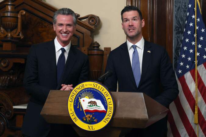 Le gouverneur de Californie Gavin Newsom et Johan Forssell, ministre suédois de la Coopération internationale au développement et du Commerce extérieur, signent un partenariat climatique renouvelé entre la Californie et la Suède.
