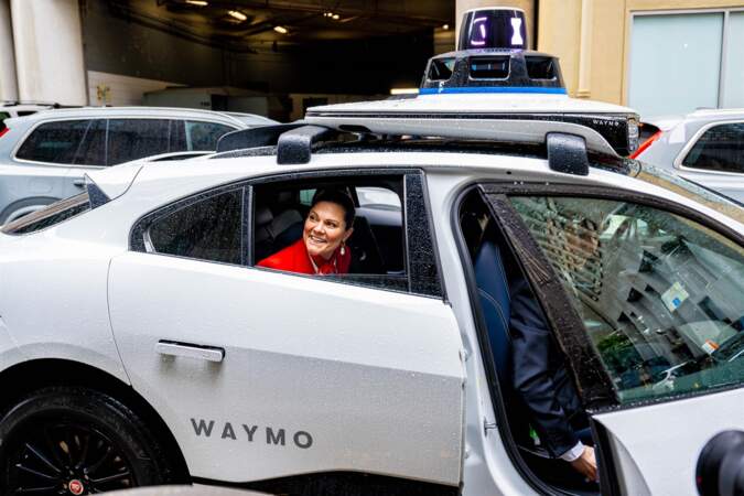 La princesse Victoria de Suède à bord d'une voiture autonome de la société Waymo à San Francisco.