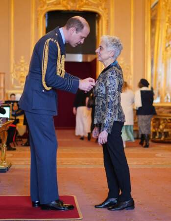 Elizabeth Gregory est également faite Officier de l'Ordre de l'Empire britannique par le Prince de Galles au château de Windsor