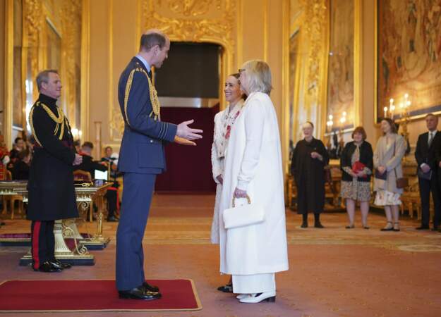 Le prince William offre la médaille de l'ordre du mérite à Emilia Clarke et sa mère Jennifer