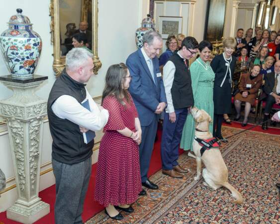 La reine Camilla accueille une réception pour les chiens de détection médicale à Londres.
