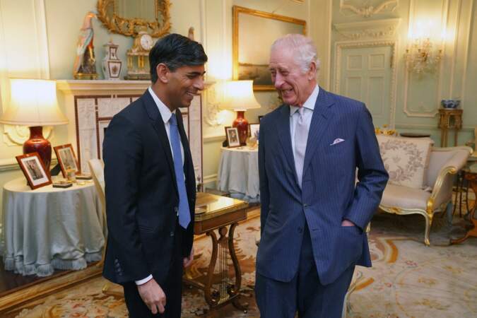 Le roi Charles III d'Angleterre et le Premier ministre britannique Rishi Sunak au palais de Buckingham à Londres.