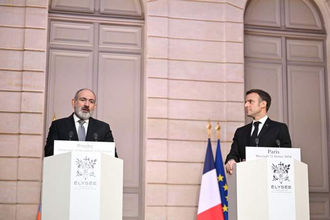 Le Président de la République Emmanuel Macron et Nikol Pachinian, Premier ministre d'Arménie lors d'un discours le 21 février 2024 au Palais de l'Élysée.
