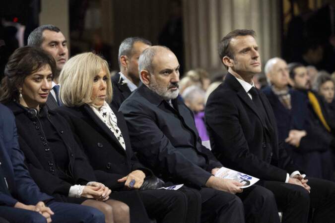 L'épouse du Premier ministre arménien Anna Hakobyan, l'épouse du président français Brigitte Macron, le Premier ministre arménien Nikol Pashinian et le président français Emmanuel Macron assistent à la cérémonie d'intronisation de Missak et Melinee Manouchian au Panthéon.