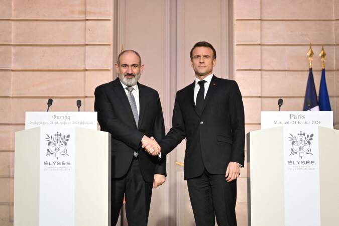 Le président de la République Emmanuel Macron et Nikol Pachinian, Premier ministre d'Arménie lors d'un discours le 21 février 2024 au Palais de l'Élysée.