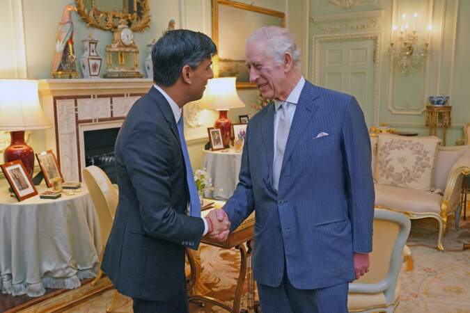 Le roi Charles III d'Angleterre, rencontre le Premier ministre britannique Rishi Sunak pour sa première audience en personne depuis le diagnostic de cancer du roi, au palais de Buckingham à Londres.