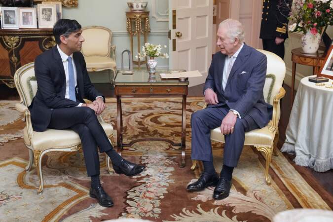 Le roi Charles III d'Angleterre, rencontre le Premier ministre britannique Rishi Sunak pour sa première audience en personne depuis le diagnostic de cancer du roi, au palais de Buckingham à Londres.