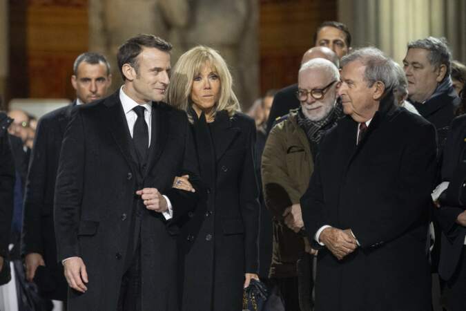 Emmanuel Macron a salué mercredi 21 février 2024 la mémoire des résistants Missak et Mélinée Manouchian au Panthéon à Paris.
Le président de la République est arrivé aux bras de son épouse, Brigitte Macron.