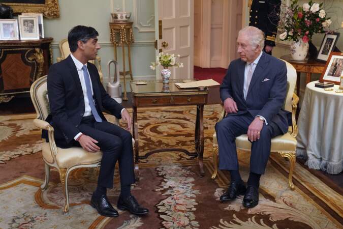 Le roi Charles III d'Angleterre, discute avec le Premier ministre britannique Rishi Sunak pour sa première audience en personne depuis l'annonce de son cancer.