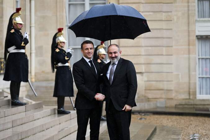 Le Président de la République Emmanuel Macron accueille Nikol Pachinian, Premier ministre d'Arménie le 21 février 2024 au Palais de l'Élysée.