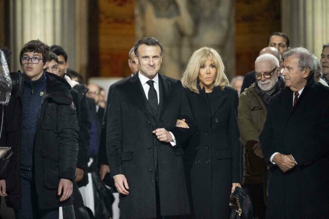 Le président français Emmanuel Macron et son épouse Brigitte Macron arrivent à la cérémonie d'intronisation de Missak et Melinee Manouchian au Panthéon à Paris.