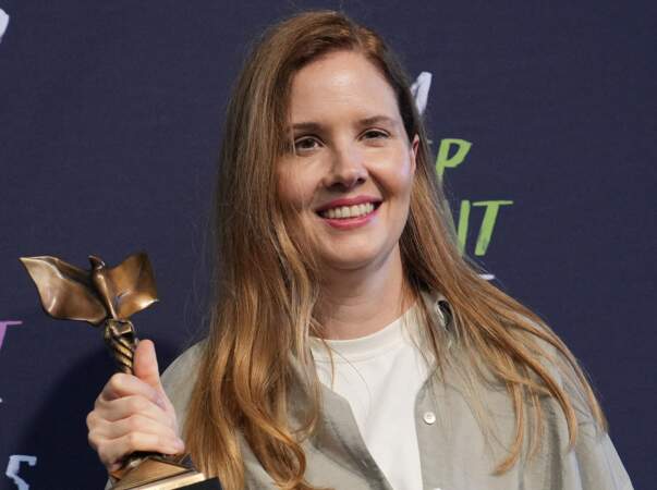 Justine Triet, lauréate du meilleur film international pour Anatomie d'une chute, pose dans la salle de presse de la cérémonie du Film Independent Spirit Awards 2024 qui s'est déroulé à la plage de Santa Monica, à Los Angeles, le 25 février 2024.
