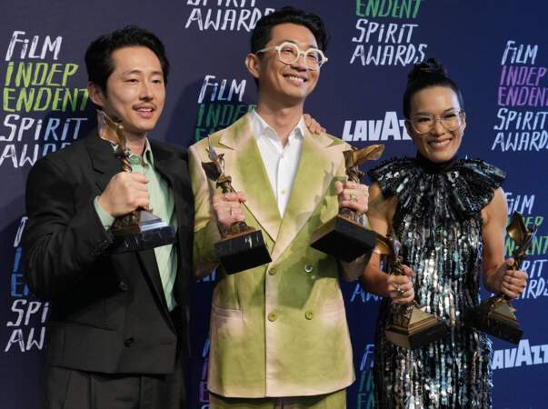 Steven Yeun, Lee Sung Jin et Ali Wong, lauréats du prix de la meilleure nouvelle série scénarisée pour BEEF et de la meilleure performance principale dans une nouvelle série scénarisée pour BEEF.