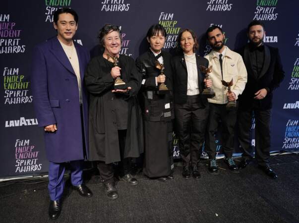 Teo Yoo, Christine Vachon, Celine Song, Pamela Koffler, David Hinojosa et John Magaro gagnants du prix du meilleur film pour Past Lives posent dans la salle de presse.