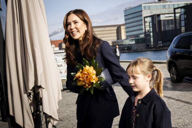 La reine Mary est accueillie par la ministre de l'Education et de la Recherche Christina Egelund et la bouquetière Lily à son arrivée à la cérémonie de remise des prix EliteForsk au Den Sorte Diamant à Copenhague.