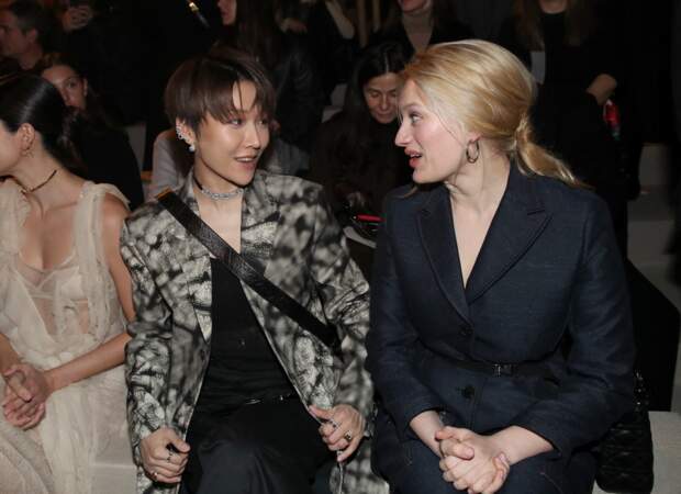 Maria Grazia Chiuri et Liu Yuxin posent backstage à la suite du défilé de mode Dior.