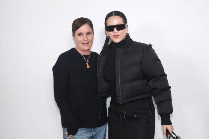 Maria Grazia Chiuri et Rosalia posent backstage à la suite du défilé de mode Dior.