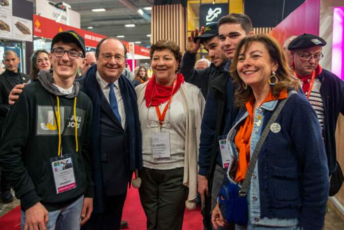 L'ancien président français François Hollande et la présidente de la région Occitanie, Carole Delga au Salon International de l'Agriculture 2024.