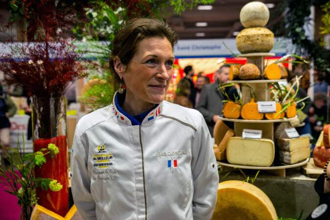 Virginie Dubois-Dhorne, championne du monde des fromagers en 2021 au World Best Cheese Contest à Tours, présente les fromages de la région Hauts-de-France, au Salon International de l'Agriculture 2024.