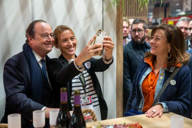L'ancien président français François Hollande et la présidente de la région Occitanie, Carole Delga, au Salon International de l'Agriculture 2024.