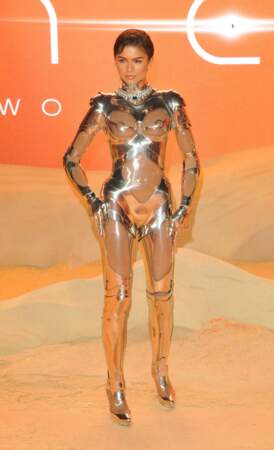 En 2024, lors de la première mondiale du deuxième volet du film Dune, à Londres, Zendaya a captivé tout le monde avec sa tenue argentée saisissante rappelant le robot C-3PO. Elle a aujourd'hui 28 ans.