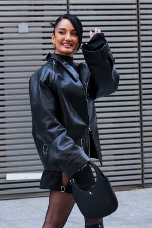 Amina Muaddi au défilé Courrèges mode femme automne / hiver 2024-2025 lors de la Fashion Week de Paris.