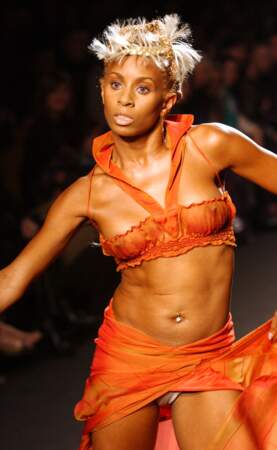 L'année suivante, elle défile sur le podium du défilé de Fatima Lopes dans le cadre de la semaine de la mode prêt-à-porter automne-hiver 2002-2003.