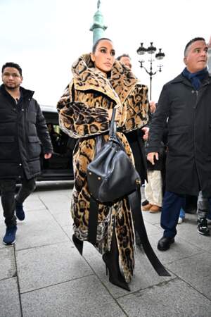 Kim Kardashian dans un manteau de fourrure à imprimé animal Balenciaga.