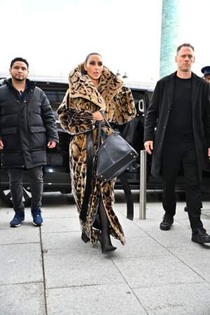 Kim Kardashian dans un manteau de fourrure à imprimé animal Balenciaga arrive à l'hôtel Ritz en marge de la mode femme automne / hiver 2024-2025 lors de la Fashion Week de Paris.