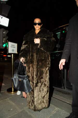Kim Kardashian arrive au restaurant Le Voltaire pour dîner.