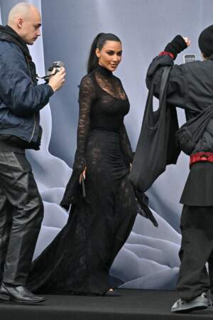 Kim Kardashian arrive chez Balenciaga.