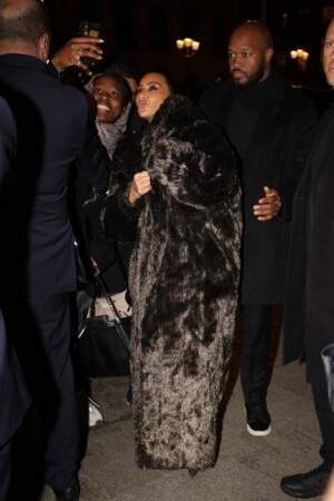 Kim Kardashian prend la pose devant l'appareil photo d'un fan.