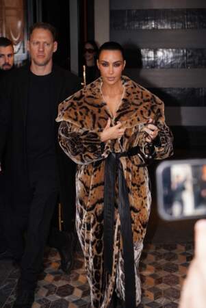 Kim Kardashian devant le restaurant Le Voltaire à Paris.