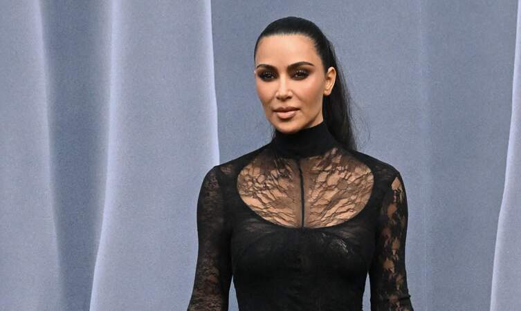 Kim Kardashian assiste au défilé Balenciaga lors de la Fashion Week de Paris, le 3 mars 2024.