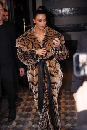 Kim Kardashian devant le restaurant Le Voltaire à Paris.