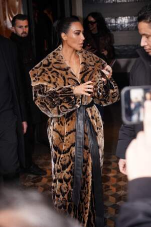 Kim Kardashian va déjeuner au Costes en marge de la mode femme automne / hiver 2024-2025 lors de la Fashion Week de Paris.