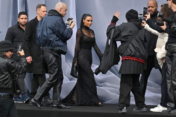 Défilé Balenciaga : Kim Kardashian arrive.