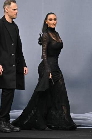 Kim Kardashian assiste au défilé Balenciaga lors de la Fashion Week de Paris, le 3 mars 2024.