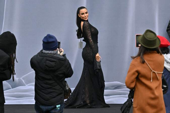 Kim Kardashian prend la pose au défilé Balenciaga lors de la Fashion Week de Paris, le 3 mars 2024.