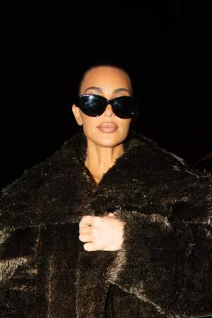 En soirée, Kim Kardashian arrive au restaurant Le Voltaire pour dîner le 3 mars 2024 à Paris.