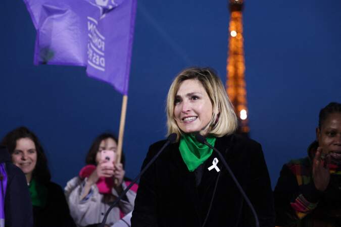 Le 4 mars 2024, la France fait de l'avortement un droit constitutionnel. L'actrice Julie Gayet s'exprime devant une immense foule lors d'un rassemblement près de la Tour Eiffel sur la Place du Trocadéro à Paris.
