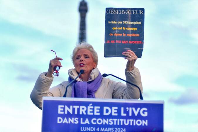Claudine Monteil s'exprime lors du rassemblement près de la Tour Eiffel sur la Place du Trocadéro à Paris