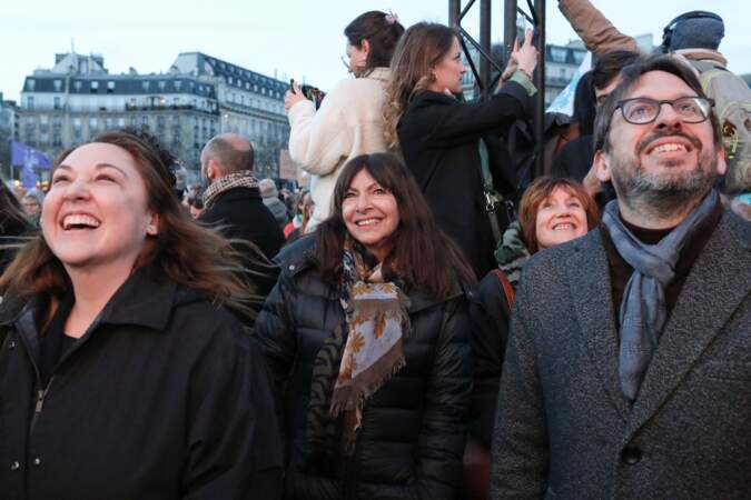 La maire de Paris Anne Hidalgo se joint à un rassemblement près de la Tour Eiffel sur la place du Trocadéro à Paris.
