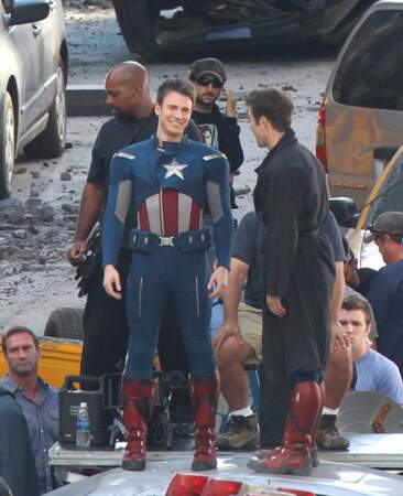 Chris Evans a acquis une plus grande reconnaissance pour avoir incarné Steve Rogers / Captain America dans divers films de Marvel Cinematic Universe (MCU), de Captain America : The First Avenger en 2011 à Avengers : Endgame en 2019.
En 2011, il est âgé de 30 ans.