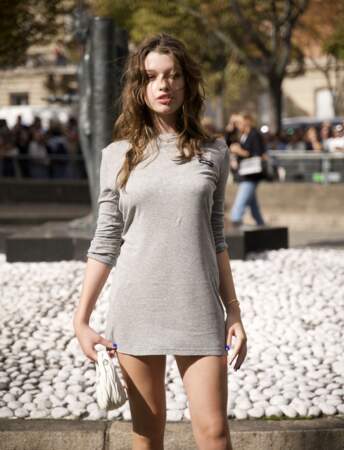 Ever Anderson au défilé Miu Miu mode femme automne / hiver lors de la Fashion Week de Paris.