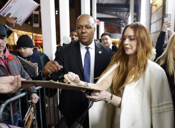 Lindsay Lohan signe des autographes à son arrivée à la projection de "Irish Wish"