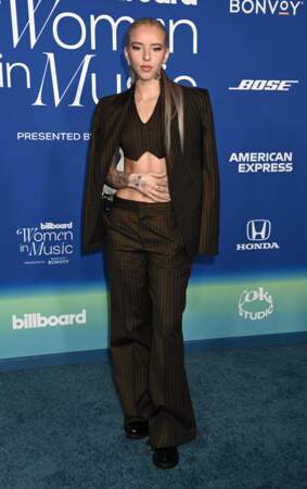 Young Miko arrive aux 2024 Billboard Women in Music Awards.