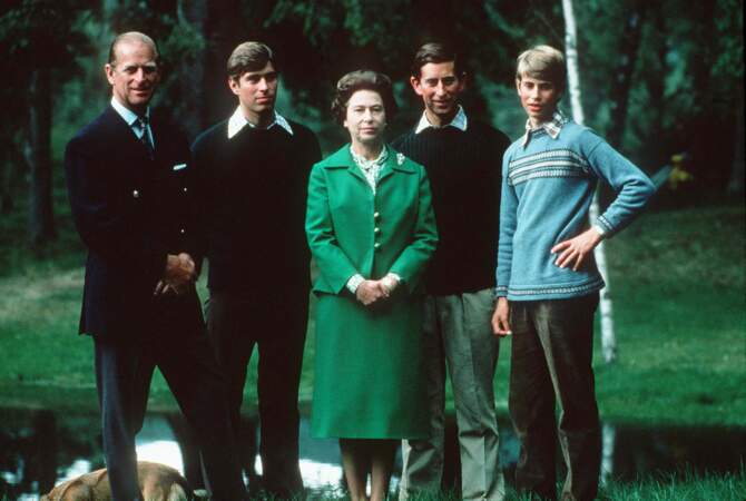 Le prince Edward a deux frères, les princes Charles et Andrew, et une sœur, la princesse Anne